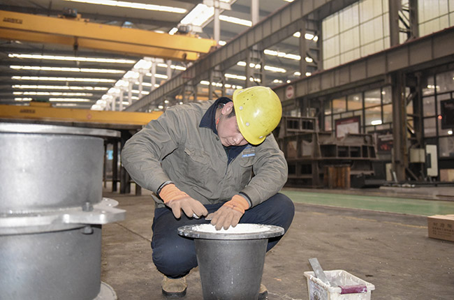 李衛華參與制砂樓設備的研發