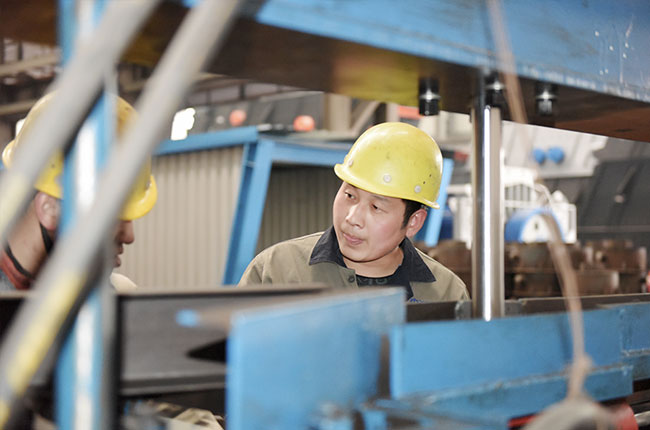 李衛華參與制砂樓設備的研發