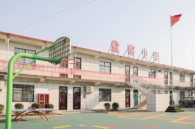 張治民董事長到盆窯小學查看翻新修繕情況 張治民董事長到盆窯小學查看翻新修繕情況