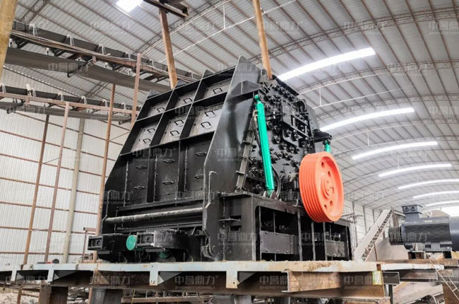 雙腔硬巖破碎機(jī)使用現(xiàn)場(chǎng)