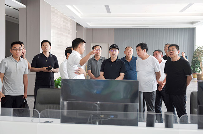 參觀遠大新材料有限公司智能控制中心