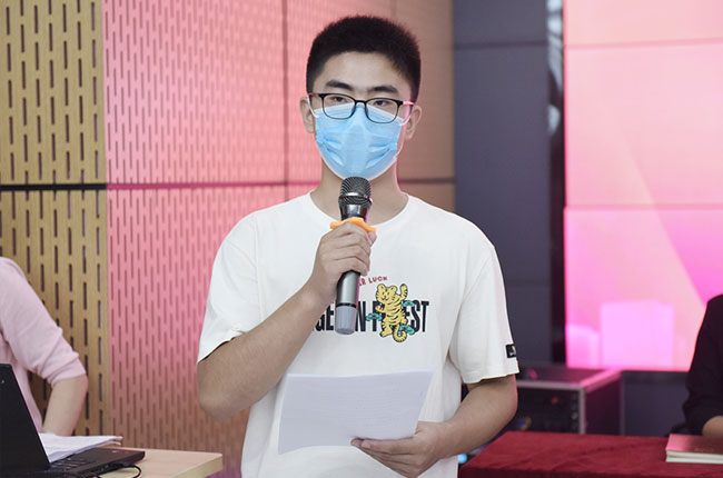 受助學生代表發(fā)言.jpg 受助學生代表發(fā)言.jpg