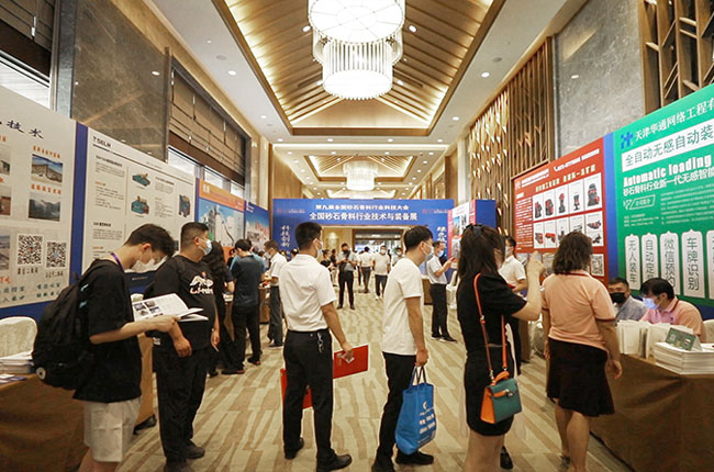 熱鬧的砂石骨料行業(yè)技術(shù)與裝備展現(xiàn)場.jpg 熱鬧的砂石骨料行業(yè)技術(shù)與裝備展現(xiàn)場.jpg