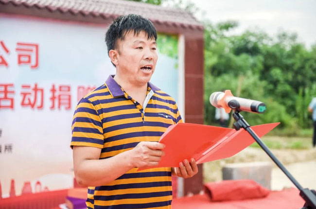 受助學(xué)生和家長代表表示感謝