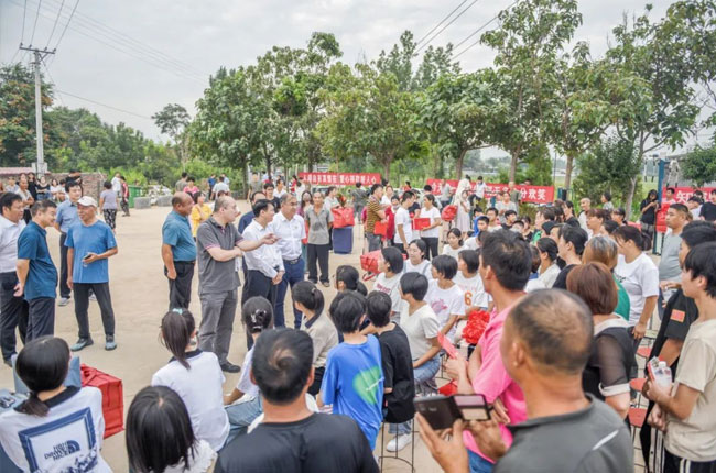 衛(wèi)輝市副市長孫建明勉勵受助學(xué)生