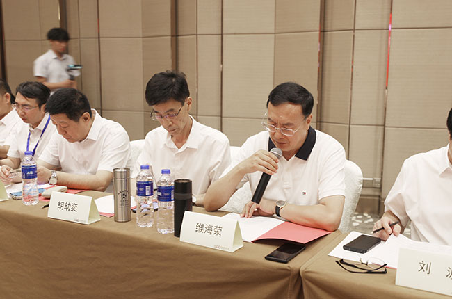 協(xié)會副會長緱海榮,委員會主任宋少民主持會議1.jpg 協(xié)會副會長緱海榮,委員會主任宋少民主持會議1.jpg