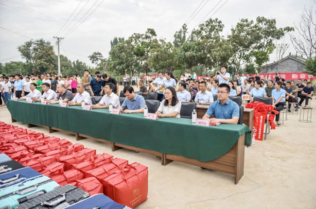 愛心助學(xué)捐贈儀式現(xiàn)場