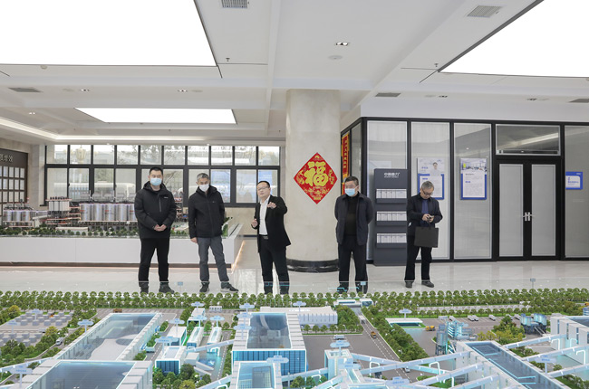 參觀十二位一體綠色建材循環經濟產業園項目沙盤.jpg 參觀十二位一體綠色建材循環經濟產業園項目沙盤.jpg