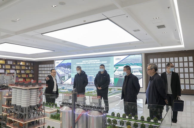 參觀五位一體循環建材產業園項目沙盤.jpg 參觀五位一體循環建材產業園項目沙盤.jpg