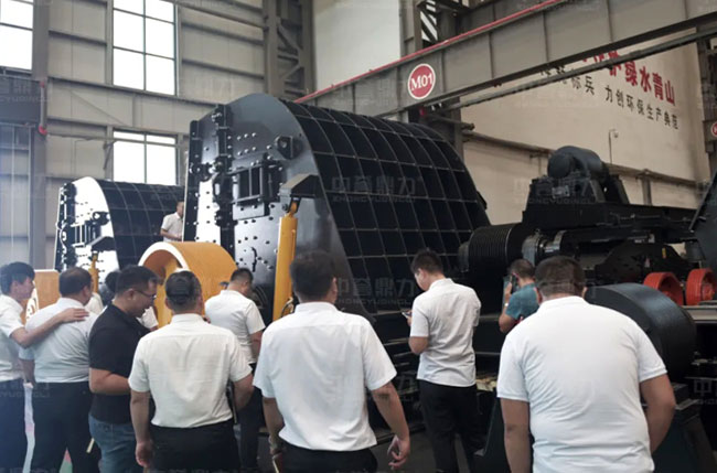 給我?guī)卓钅軙r產(chǎn)300噸的錘式破碎機 /chuipo/12438.html