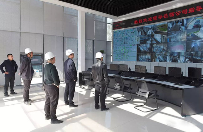參觀(guān)生產(chǎn)線(xiàn)中控室
