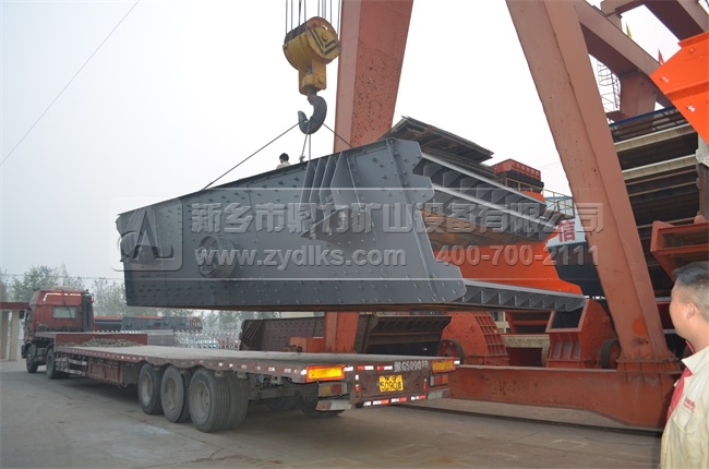 在新鄉(xiāng)鼎力等待裝設(shè)備的集裝箱貨車(chē)