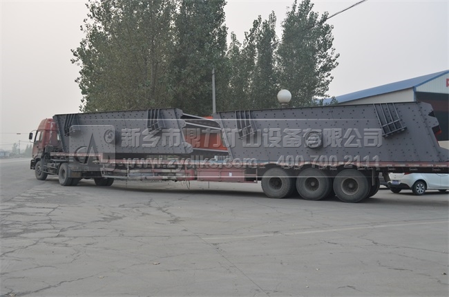 正在新鄉(xiāng)鼎力裝設(shè)備發(fā)貨贊比亞的集裝箱貨車(chē)