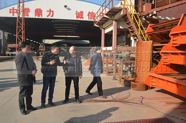 中譽鼎力銷售經(jīng)理仔細回答考察團問題