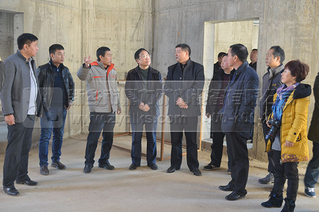 春江水泥負責人講解生產(chǎn)線工藝配置