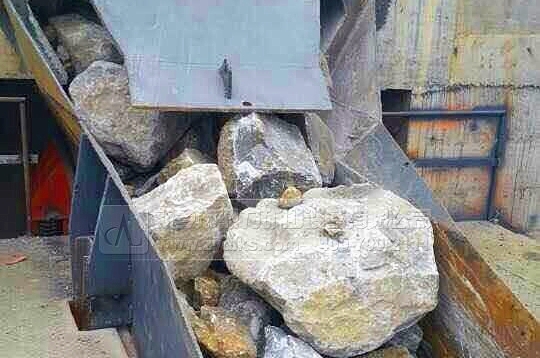 等待進入破碎機腔的大石頭