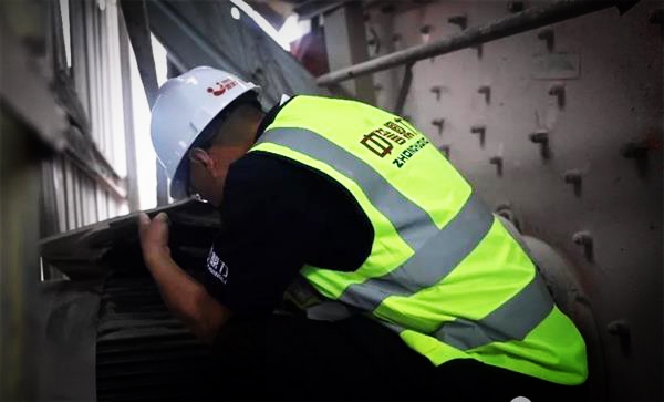 工作人員對(duì)破碎機(jī)檢修現(xiàn)場(chǎng)