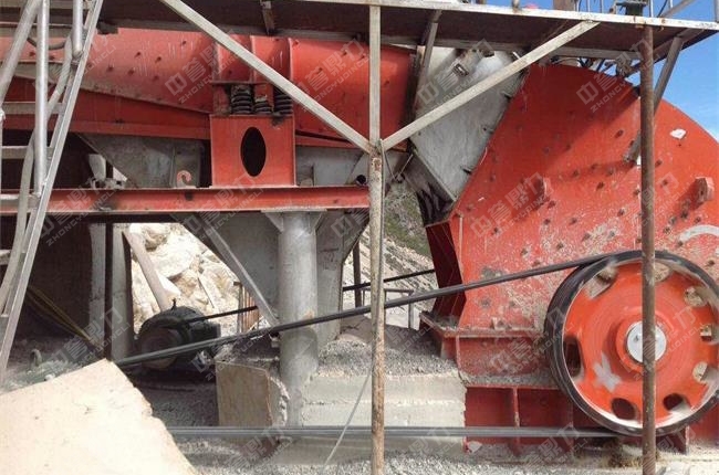 生產(chǎn)線上的給料機(jī)和破碎機(jī)