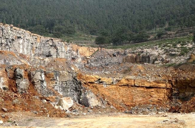 配圖:經過開采的礦山