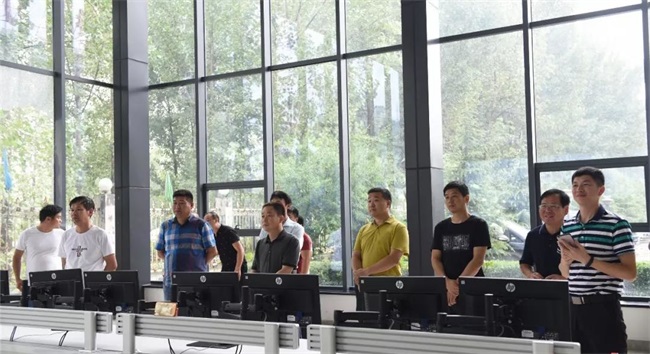 考察團在鼎力商務(wù)探討現(xiàn)場