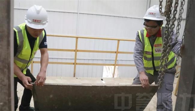 技術(shù)人員檢測生產(chǎn)線設備