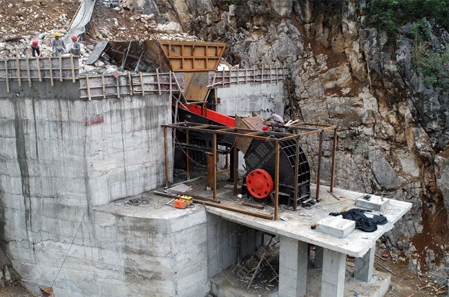 生產(chǎn)線上的重型錘式破碎機(jī)