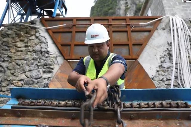 售后服務團隊現場對設備進行檢測