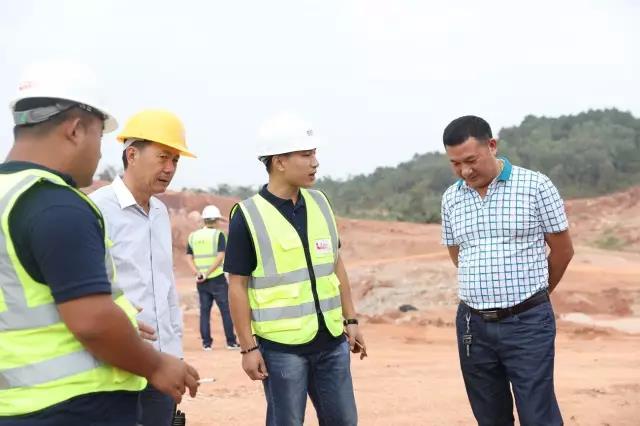 售后服務團隊與足療嶺采石場江總現場溝通