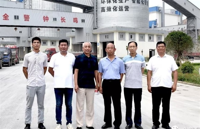 原總與昌祥建材董事長(左三)、鴻達水泥總經理(右三)、星原水泥生產技術部部長(右二)合影