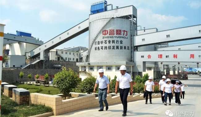 團(tuán)隊(duì)考察衛(wèi)輝生產(chǎn)線(xiàn)現(xiàn)場(chǎng)