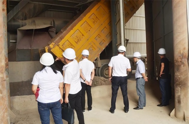 參觀石料生產(chǎn)線(xiàn)的給料平臺(tái)