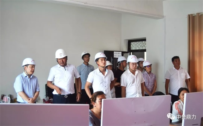 參觀生產(chǎn)線(xiàn)中控室