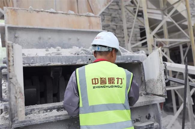 隨行工程師檢查設備運行