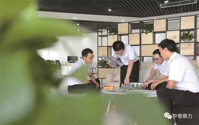 研發(fā)部工程師討論產(chǎn)品應用