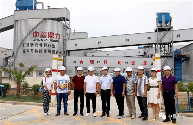 招商小分隊一行合影