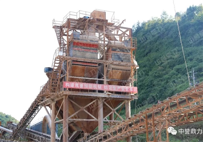 生產線上的振動篩并篩