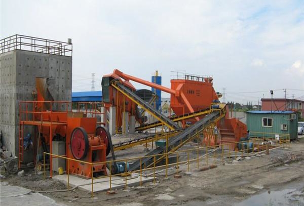 顎式破碎機(jī)加工石頭現(xiàn)場(chǎng)