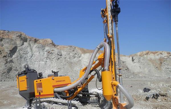 石料廠鑿巖現(xiàn)場