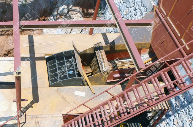 破碎生產(chǎn)線上的喂料場景