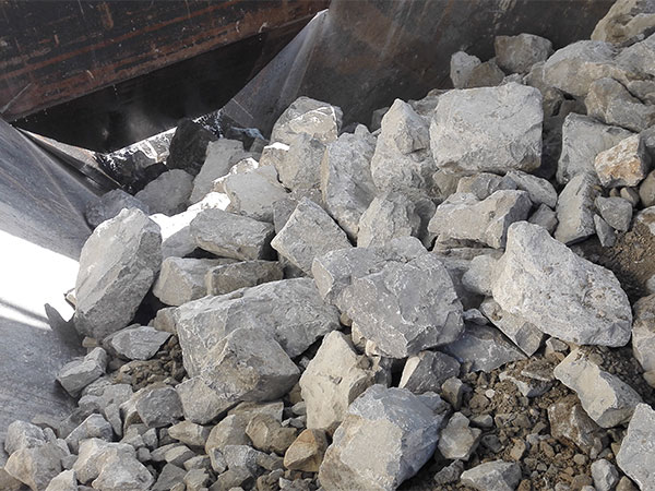 破碎機(jī)加工石頭現(xiàn)場(chǎng)