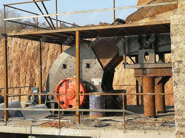 喂料和破碎機(jī)工作現(xiàn)場