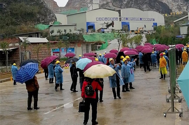 團隊一行在考察石場