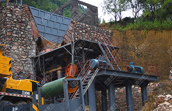 石料破碎機(jī)工作現(xiàn)場(chǎng)