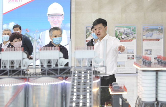 張治民董事長介紹中譽鼎力多位一體循環(huán)建材產(chǎn)業(yè)園