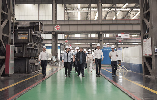 河南省人才工作任務(wù)督查調(diào)研組參觀中譽鼎力智能化一體生產(chǎn)車間