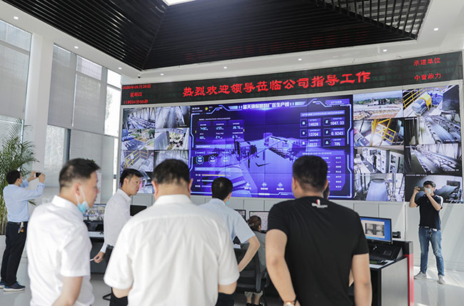 湖北省赤壁市導(dǎo)考察藍(lán)天環(huán)保智慧廠區(qū)中控室