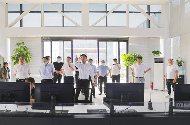 湖北省赤壁市導(dǎo)考察藍(lán)天環(huán)保智慧廠區(qū)中控室