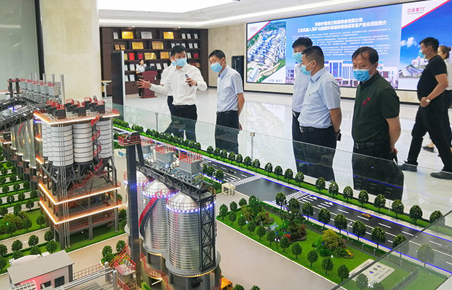 張治民董事長(zhǎng)介紹中譽(yù)鼎力循環(huán)建材產(chǎn)業(yè)園建設(shè)理念及實(shí)踐