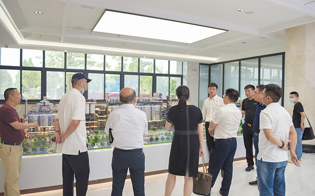 張治民董事長(zhǎng)介紹多位一體循環(huán)建材產(chǎn)業(yè)園項(xiàng)目建設(shè)理念