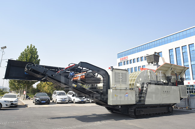 移動錘式破碎機的工作特點介紹 移動錘式破碎機的工作特點介紹